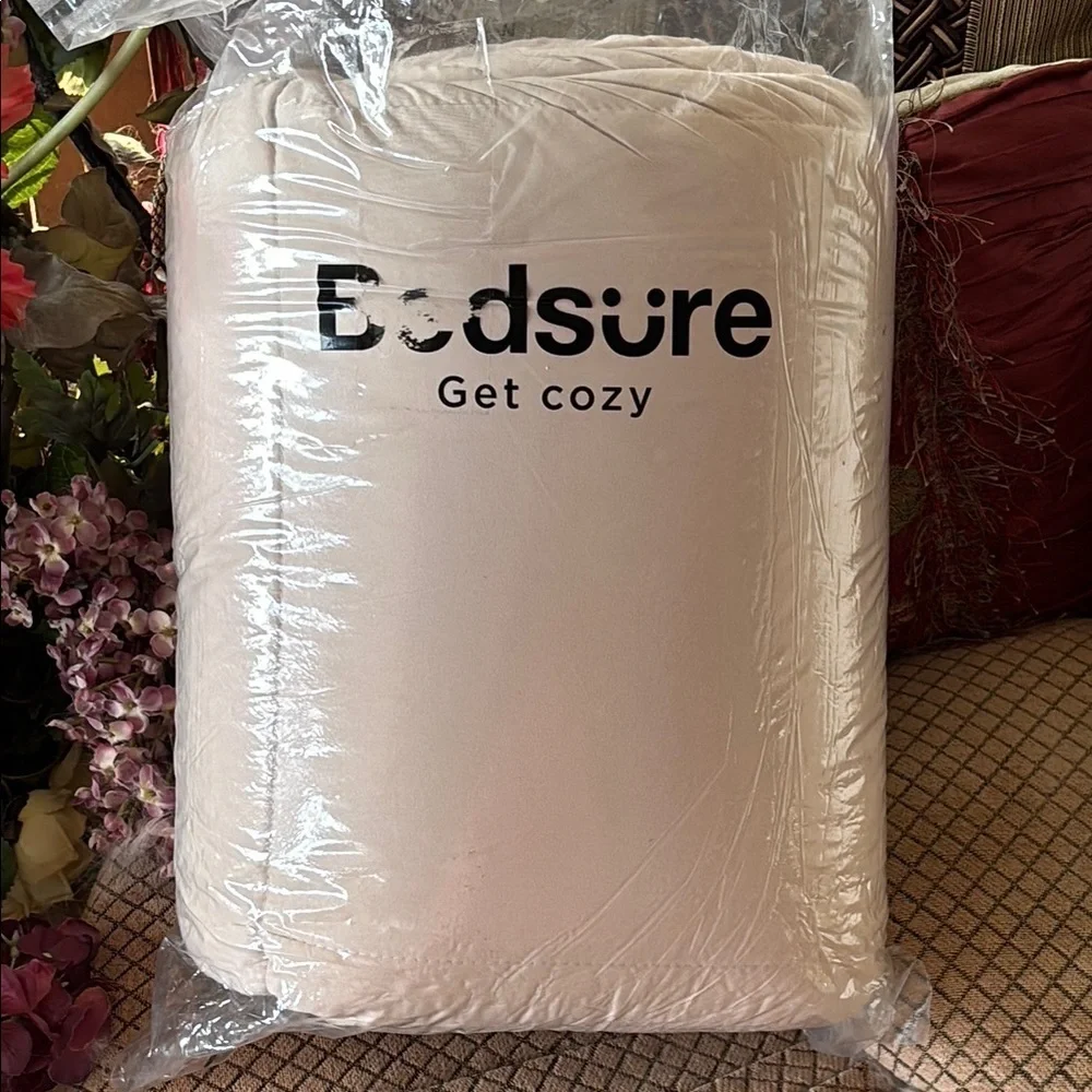 Brand New Bedsure GentleSoft Down Alternative Comforter Queen Beige